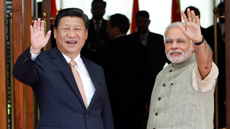Indiens Premier Narendra Modi und Chinas Präsident Xi Jinping vo... Indiens Premier Narendra Modi und Chinas Präsident Xi Jinping vo...