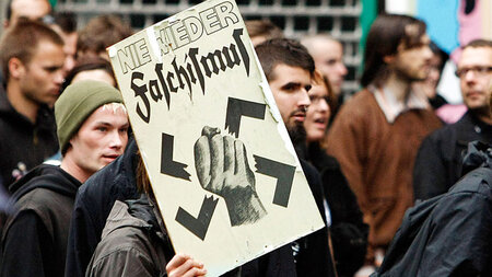 Ein klassisches Plakat in moderner Zeit: Berlin-Friedrichshain, ... Ein klassisches Plakat in moderner Zeit: Berlin-Friedrichshain, ...