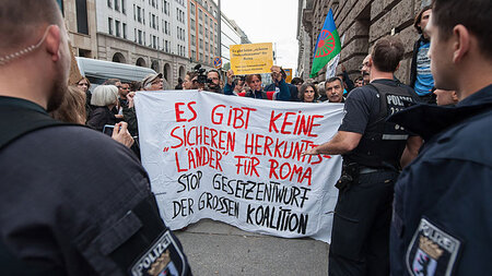 Berlin: Gegen die Asylrechtsänderung protestierten am Freit... Berlin: Gegen die Asylrechtsänderung protestierten am Freit...