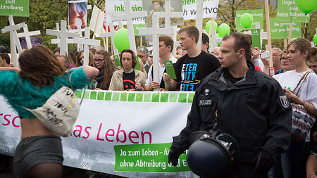 Not amused: AfD-Spitzenfrau Beatrix von Storch (Mitte) am Samsta...