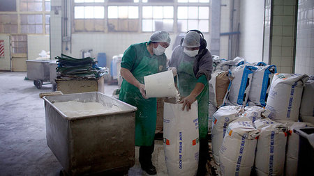 Arbeiter in der Schokoladenfabrik Ghelco in Buenos Aires, die se...