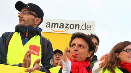 Protest gegen Amazon: Mitarbeiter vor Versandhandelszentrale in ... Protest gegen Amazon: Mitarbeiter vor Versandhandelszentrale in ...