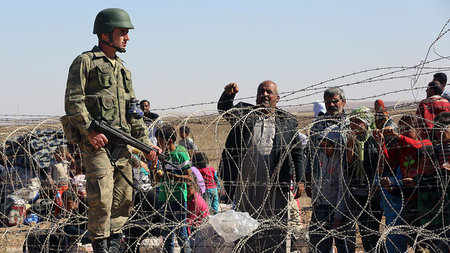 Syrische Flüchtlinge warten am Montag darauf, die türk... Syrische Flüchtlinge warten am Montag darauf, die türk...