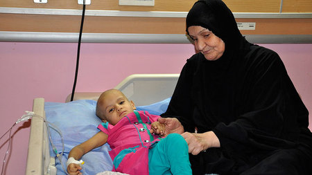 Eine Mutter mit ihrer krebskranken Tochter in einem Krankenhaus ...