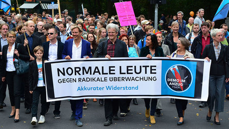 Alles potentielle Straft&auml;ter: Demonstration gegen staatlich...