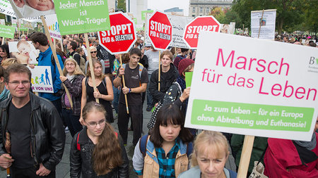 Von klerikal-neurechten Parteien und Netzwerken koordiniert und ...