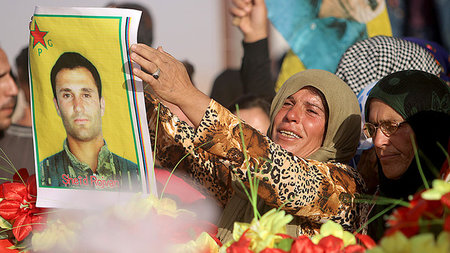 Angeh&ouml;rige trauern am Donnerstag in Sere Kaniye (Ras Al-Ain...