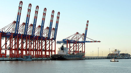 Nicht viel los: Hafenanlage im JadeWeserPort Wilhelmshaven
