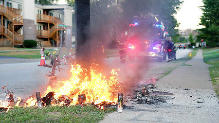 Ferguson am 23. September: Feuer am Mahnmal f&uuml;r den von ein...