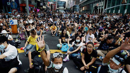 Am Montag besetzten Demonstranten eine Hauptstraße in Mongkok, e...