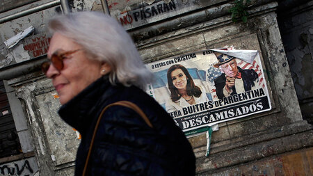 Stra&szlig;enszene in Buenos Aires im September: Passantin vor e...
