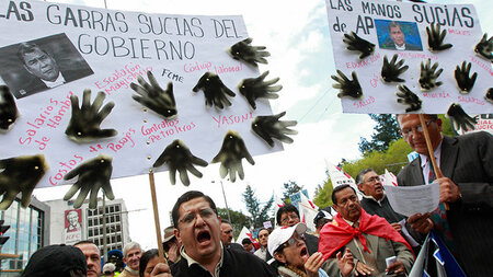 »Schmutzige Klauen« soll Ecuadors Regierung laut diesem Schild a... »Schmutzige Klauen« soll Ecuadors Regierung laut diesem Schild a...
