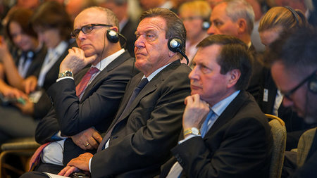 Exkanzler Gerhard Schr&ouml;der (Mitte) mit Botschafter Wladimir...