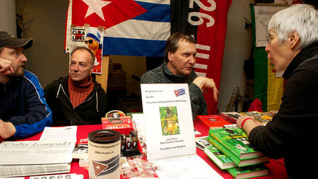 Infostand der Freundschaftsgesellschaft BRD-Kuba bei der Rosa-Lu...