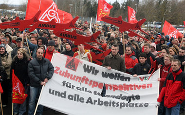 Kundgebung vor dem Airbus-Werk im schwäbischen Laupheim