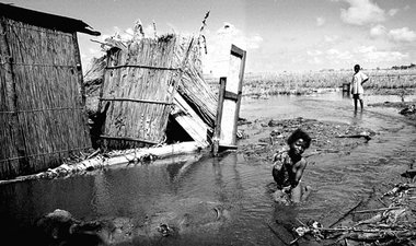 Vom Regen weggespülte Hütten bei Maputo