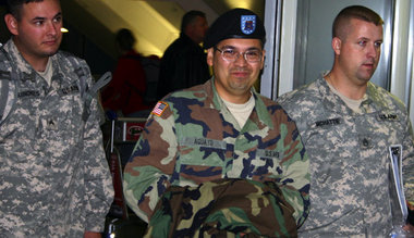 Oktober 2006: Militärangehörige eskortieren Augustin Aguayo (M.)...