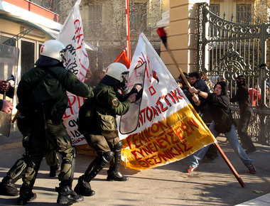 Polizeieinsatz gegen protestierende Studenten in Thessaloniki im... Polizeieinsatz gegen protestierende Studenten in Thessaloniki im...