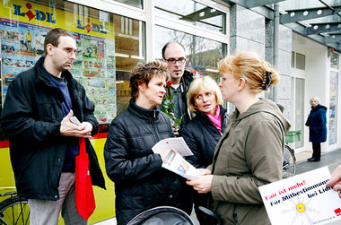 Sabine Zimmermann von der Linksfraktion (links) im Gespräch mit ... Sabine Zimmermann von der Linksfraktion (links) im Gespräch mit ...