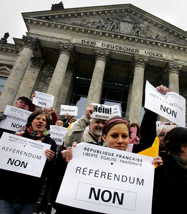 Gegen die neoliberale EU-Verfassung: ATTAC-Aktivisten protestier... Gegen die neoliberale EU-Verfassung: ATTAC-Aktivisten protestier...