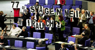 Abgeordnete der Linksfraktion protestierten vor der Abstimmung g...