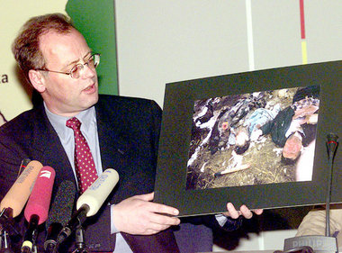 Verteidigungsminister im April 1999 bei der Präsentation von Kri...