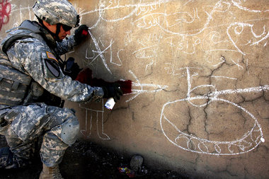 Kampf gegen Windmühlen – und Graffitis: US-Besatzungssoldat über...