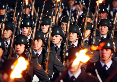 In bezug auf Militär ist Deutschland im Zustand eines trockenen ...