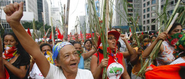 Tausende Kleinbauern protestierten beim Bush-Besuch in Brasilien...