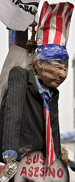 Symbolischer Tyrannenmord: Bush-Puppe bei Demonstration in Mexik...