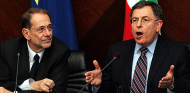 Der EU-Außenbeauftragte Javier Solana (l.) am Montag mit dem lib...