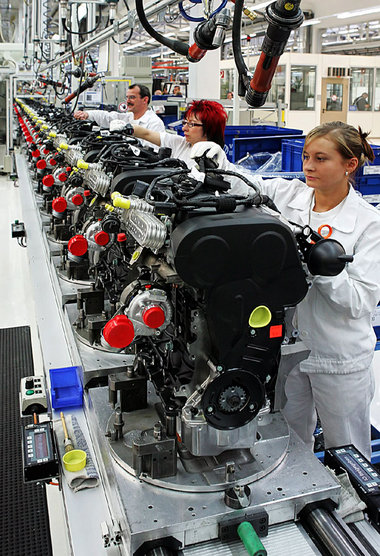 Motorenfertigung bei VW in Chemnitz. Mit der konzerneigenen Zeit...
