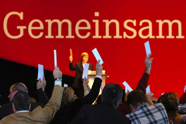 Gehört die außerparlamentarische Bewegung dazu, oder bleibt man ... Gehört die außerparlamentarische Bewegung dazu, oder bleibt man ...