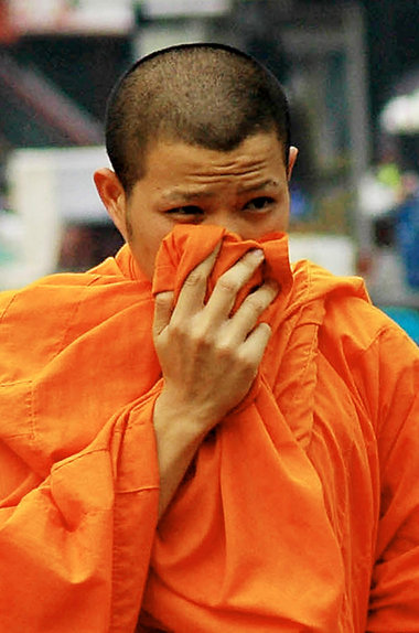 Dieser Tage im Norden Thailands: Buddhistischer Mönch schützt si... Dieser Tage im Norden Thailands: Buddhistischer Mönch schützt si...