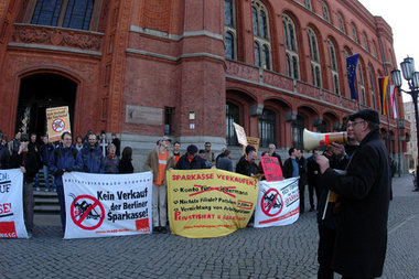 Am Freitag trainierten Privatisierungsgegner vor dem Roten Ratha... Am Freitag trainierten Privatisierungsgegner vor dem Roten Ratha...