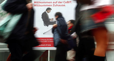 Eilig von Stand zu Stand – Messebesucher auf der CeBIT