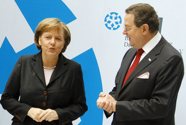 Der Herr und seine Magd: Angela Merkel nahm am Dienstag auf dem ...