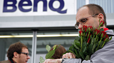 Nach der letzten Schicht bei BenQ in Kamp Linfort verteilte Betr...