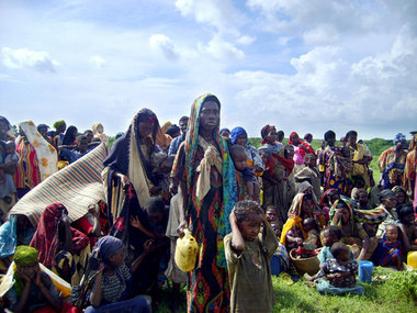 Warten auf Lebensmittelspenden in Somalia