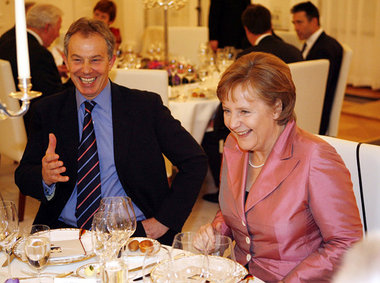 In Feierlaune: der britische Premier Anthony Blair und die deuts...