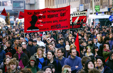 Nicht alle wollten mitfeiern: Linke Demonstranten am Sonntag in ...
