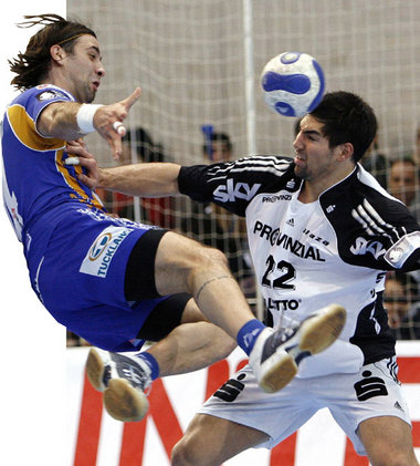 Ausgeschalteter Zauberhandballer: Ivano Balic (links) Ausgeschalteter Zauberhandballer: Ivano Balic (links)