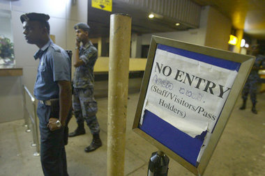 Flughafen geschlossen: Nach dem Angriff der tamilischen »Air Tig... Flughafen geschlossen: Nach dem Angriff der tamilischen »Air Tig...
