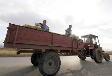 September 2006: Bulgarische Bauern in der Nähe von Sofia. Am 1. ...