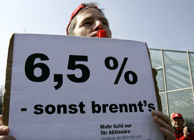 Mehrere hundert Metaller machten am Dienstag in Sindelfingen deu...