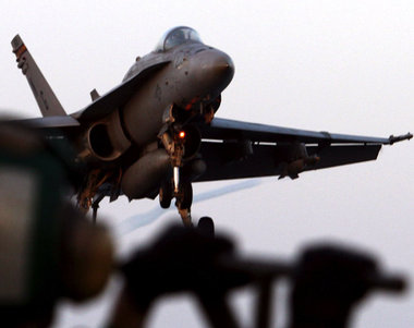 Zurück vom Einsatz: Landeanflug auf den US-Flugzeugträger »Stenn...