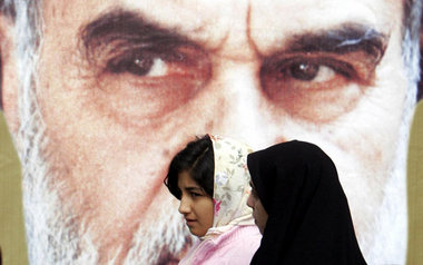 Teheran, 7. Februar: Frauen vor einem Porträt von »Revolutionsfü...