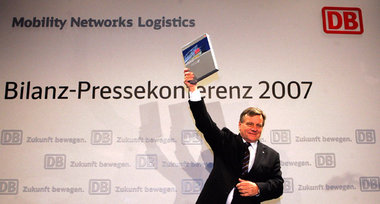 Siegerpose eines Privatisierungsfetischisten: Bahnchef Hartmut M...