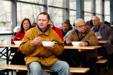 Kostenlose Mahlzeit für Bedürftige in einer Suppenküche in Berli...