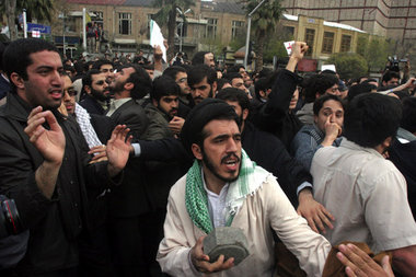 Iranische Studenten am Sonntag vor der britischen Botschaft in T...
